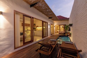 Vila premium, vista para a piscina | Entrada (vista interna)