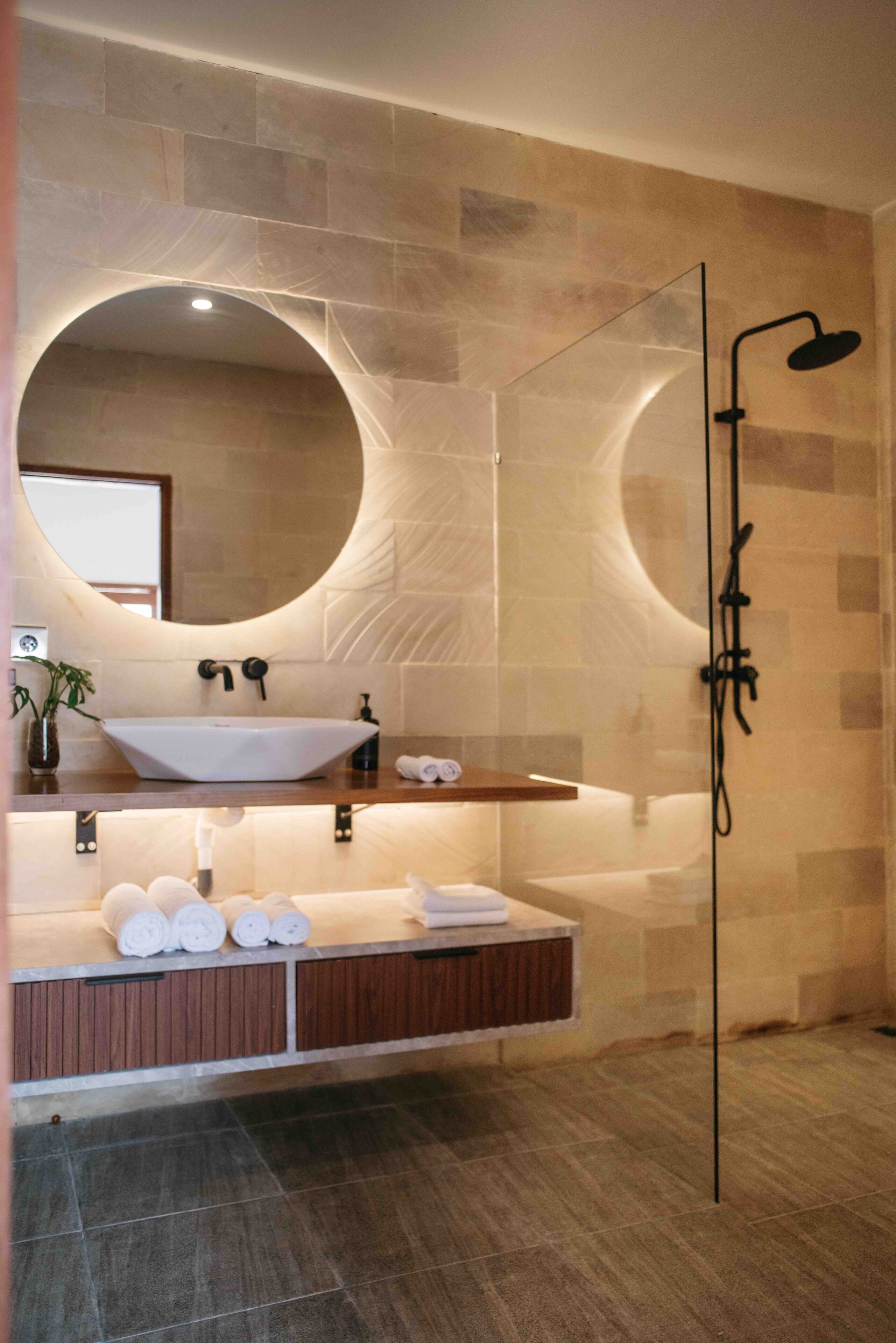 Villa Premium, vistas a la piscina | Baño | Ducha, secador de pelo, zapatillas y toallas