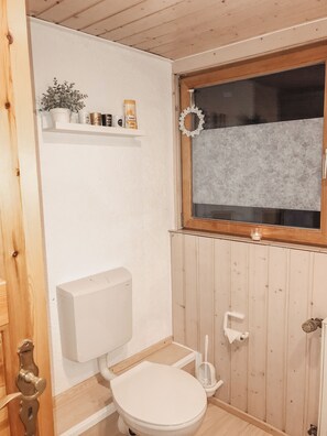 Douche, sèche-cheveux, serviettes fournies, savon
