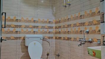 Deluxe Double Room | Bathroom | Shower, rainfall showerhead, towels, soap