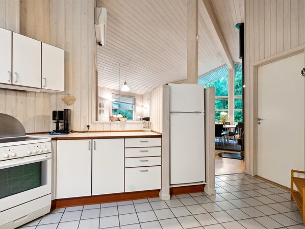 Kühlschrank, Mikrowelle, Geschirrspüler, Kochgeschirr/Geschirr/Besteck