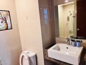 Shower, hair dryer, towels, shampoo - BGC City View High-Rise Business Apartment (Taguig)