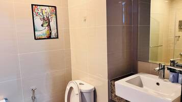 Shower, hair dryer, towels, shampoo