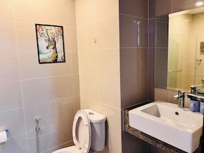 Doccia, asciugacapelli, asciugamani, shampoo