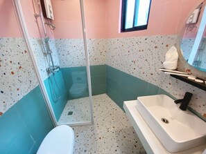 Family Room | Bathroom | Shower, hair dryer, towels, soap