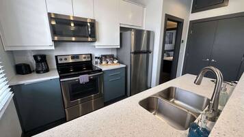 Een koelkast, een magnetron, een oven, een kookplaat