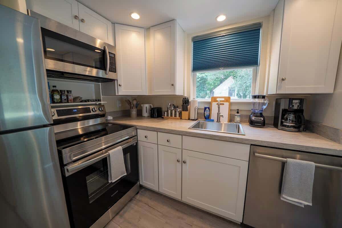 Réfrigérateur, micro-ondes, four, plaque de cuisson