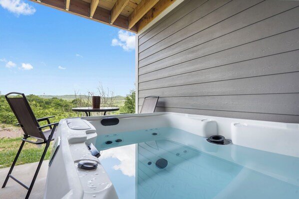 Outdoor spa tub - Fantastic 3 bdrm Condo with Hot Tub! Just a few minutes to Branson Entertainment! (Branson)