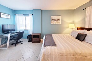 2 bedrooms, desk, iron/ironing board, free WiFi - FREE DAILY ACTIVITIES-Fresh/Newly Renovated Sunglow Unit-Steps 2 Beach-Htd Pool-Hot Tub-Next 2 Pier! (Daytona Beach Shores)