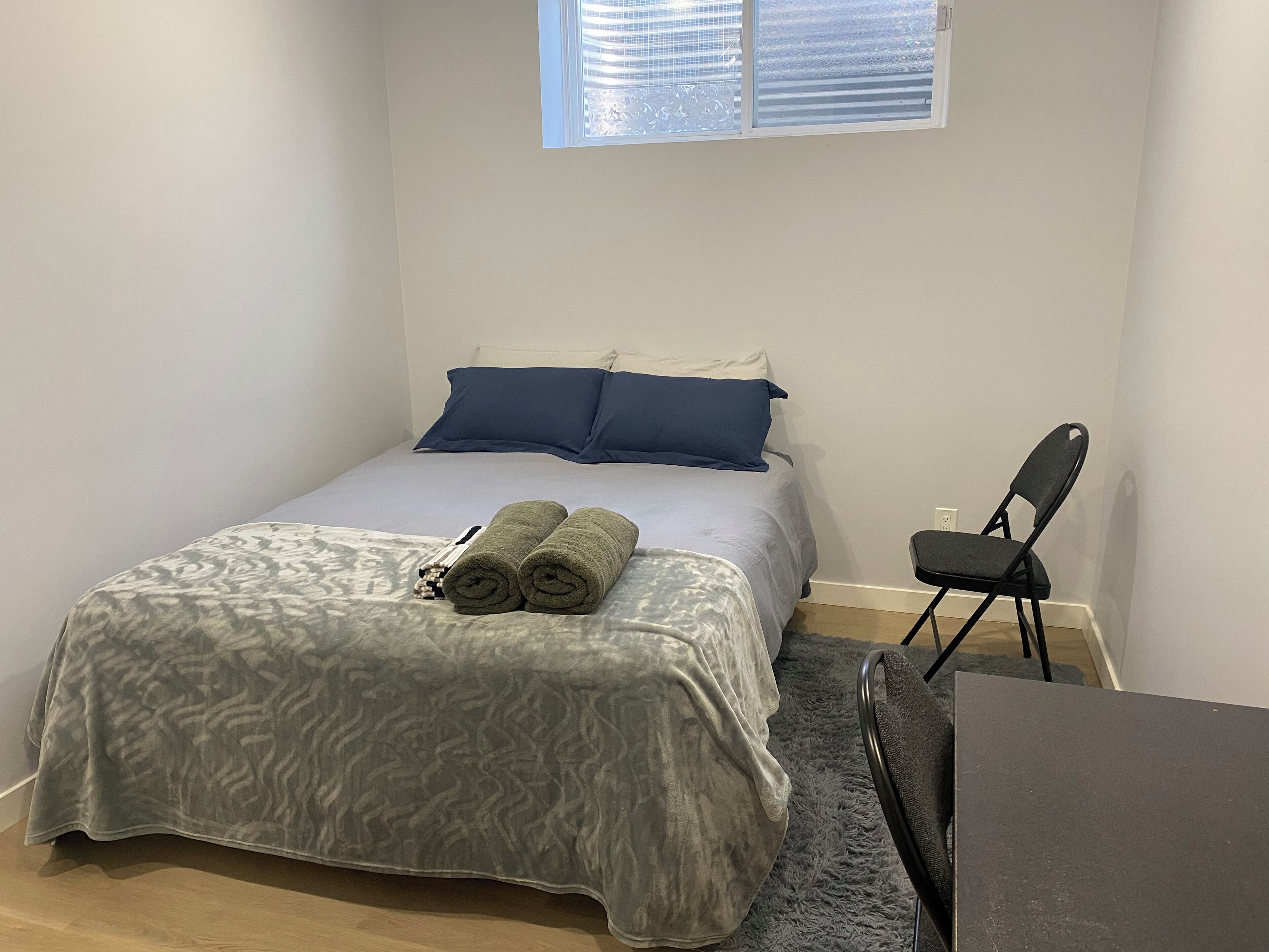 2 bedrooms, desk, WiFi (free), bed sheets