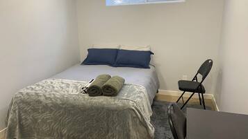 2 bedrooms, desk, WiFi (free), bed sheets