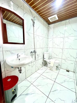 Towels, soap, shampoo, toilet paper - kahai beach resort  (Batu Balak)