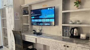 Deluxe Room | In-room safe, iron/ironing board, free WiFi, bed sheets