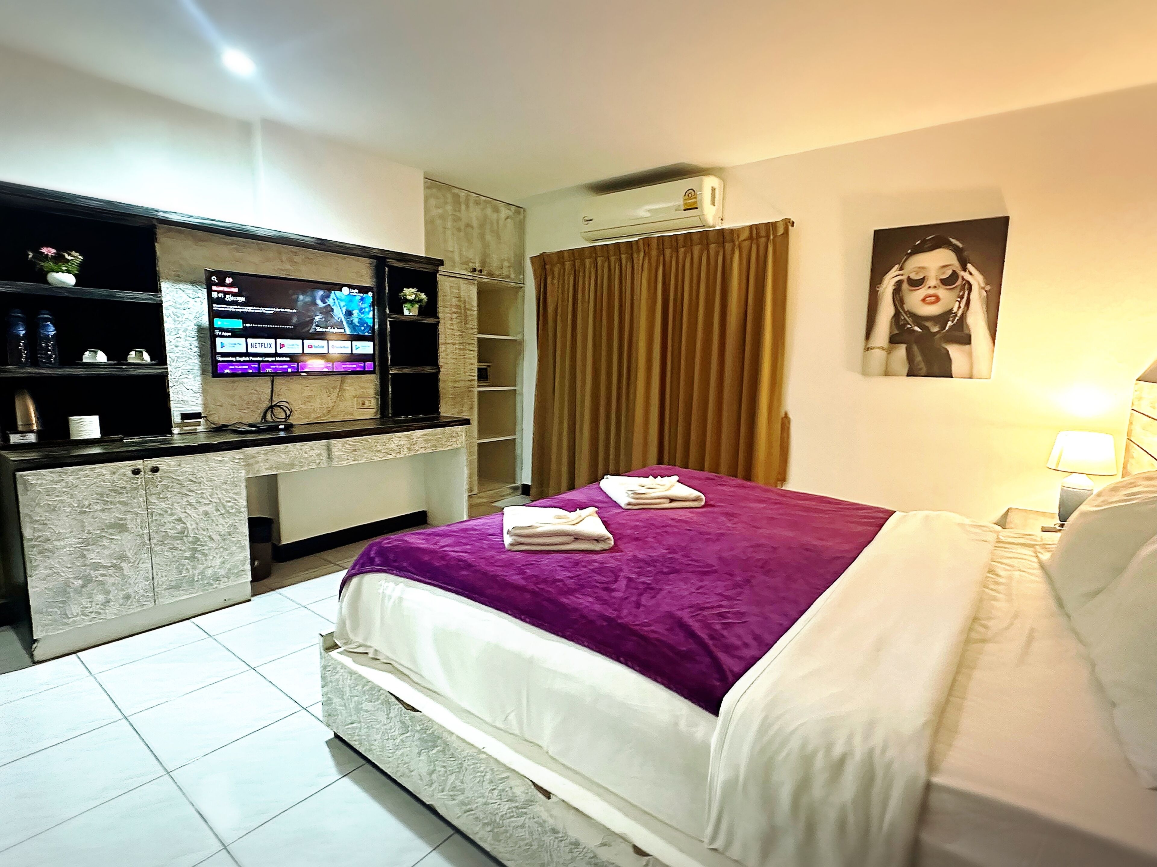 Quarto luxo | Cofres nos quartos, ferros/tábuas de passar roupa, Wi-Fi de cortesia