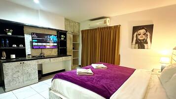 Quarto luxo | Cofres nos quartos, ferros/tábuas de passar roupa, Wi-Fi de cortesia