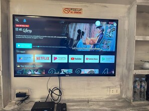 Safe på rommet, strykejern/-brett, wi-fi (inkludert) og sengetøy