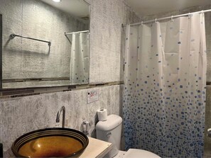 Shower, towels, soap, shampoo - The Shades Hotel 50 meter Beach Front (Patong)