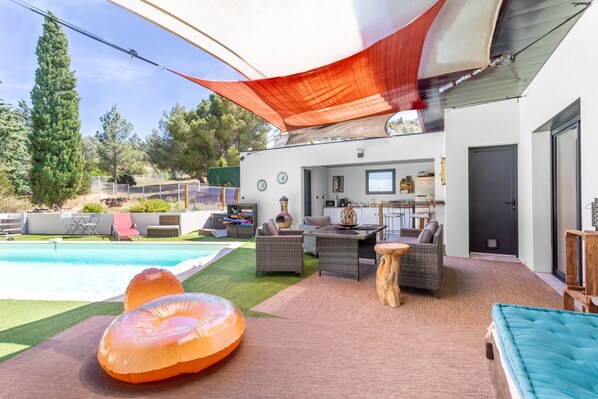 Pool - Room 'La Catalane' with Shared Terrace, Shared Garden and Wi-Fi (Treilles)
