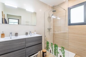 Dusche, Haartrockner, Handtücher