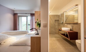 Shower, hair dryer, towels - Apartment 'Vernatsch' with Mountain View, Shared Pool and Wi-Fi (Barbiano)