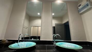 Amenidades de baño gratuitas, secadora de cabello, toallas, jabón