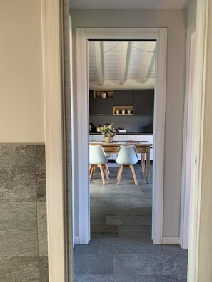 Superior-huoneisto, järvinäköala | Yksityinen keittiö | Jääkaappi, mikroaaltouuni, uuni, liesi