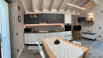 Apartamento superior, vista para o lago | Cozinha privada | Geladeira, micro-ondas, fogão, cooktop