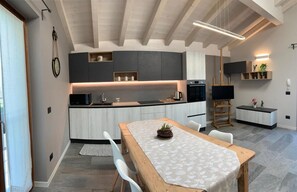 Superior Apartment, Lake View | Private kitchen | Fridge, microwave, oven, stovetop - Il Fienile - Molino Maufet (Colico)