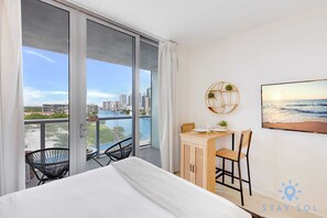 Een bureau, een strijkplank/strijkijzer, reisbedje, wifi