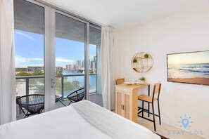 Skrivebord, strykejern/-brett, reiseseng for barn og wi-fi