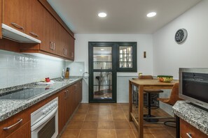 Fridge, microwave, oven, coffee/tea maker