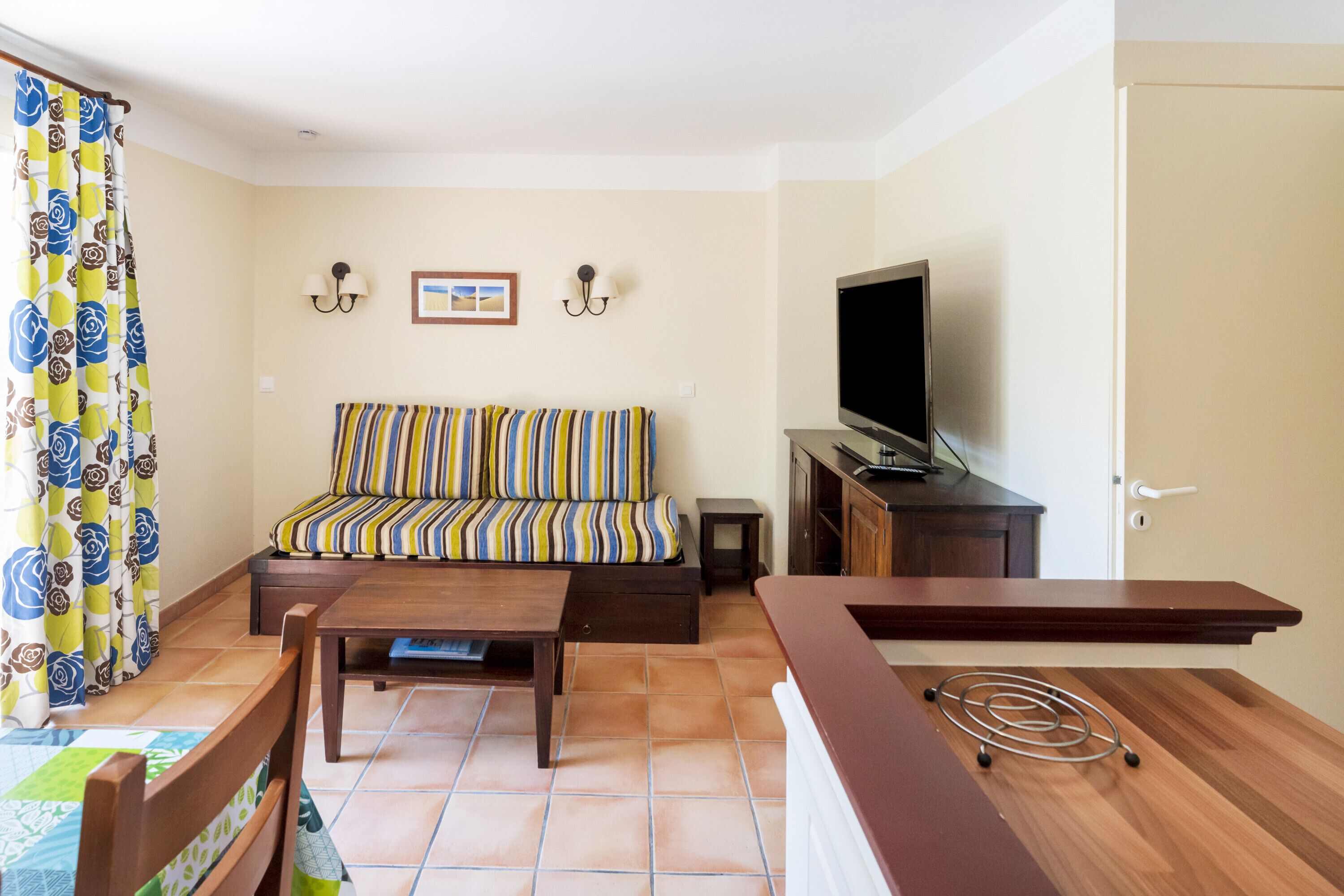 Fernseher, Tischtennisplatte