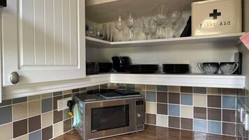 Cottage | Dapur pribadi | Lemari es, microwave, oven, dan kompor