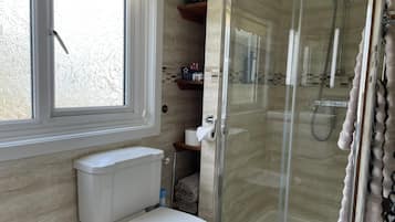 Cottage | Bathroom | Shower, hair dryer, towels
