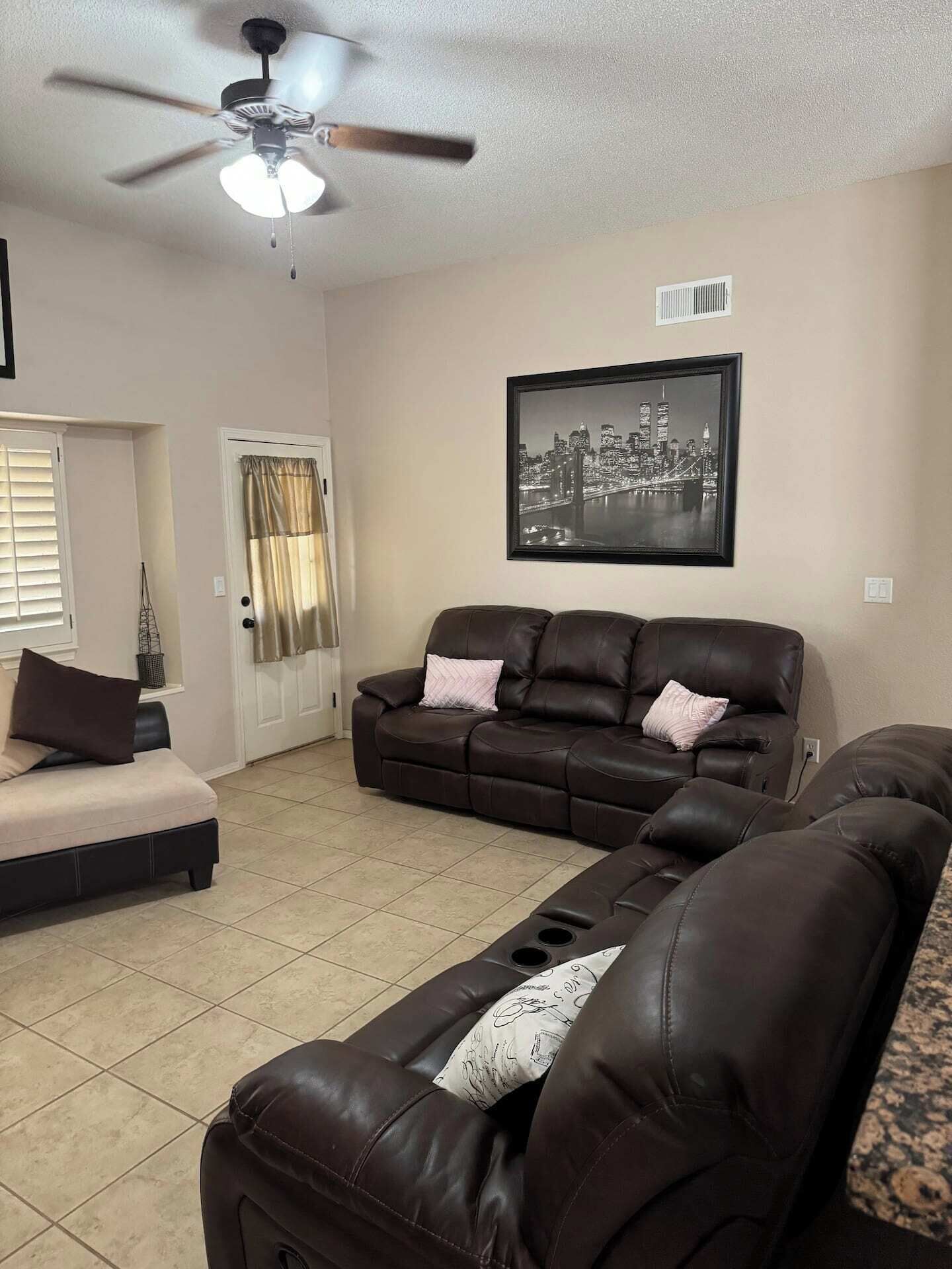 Televisión y oficina 