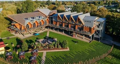 Luxury Riverside Lodge in Stratford Upon Avon