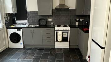 House | Private kitchen | Fridge, microwave, oven, stovetop