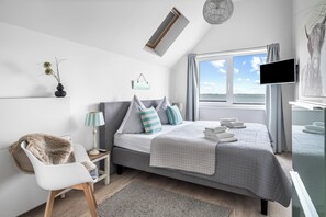 2 sovrum, skrivbord, strykjärn/strykbräda och resesäng