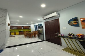 Una cocina moderna con comedor, refrigerador y aire acondicionado.