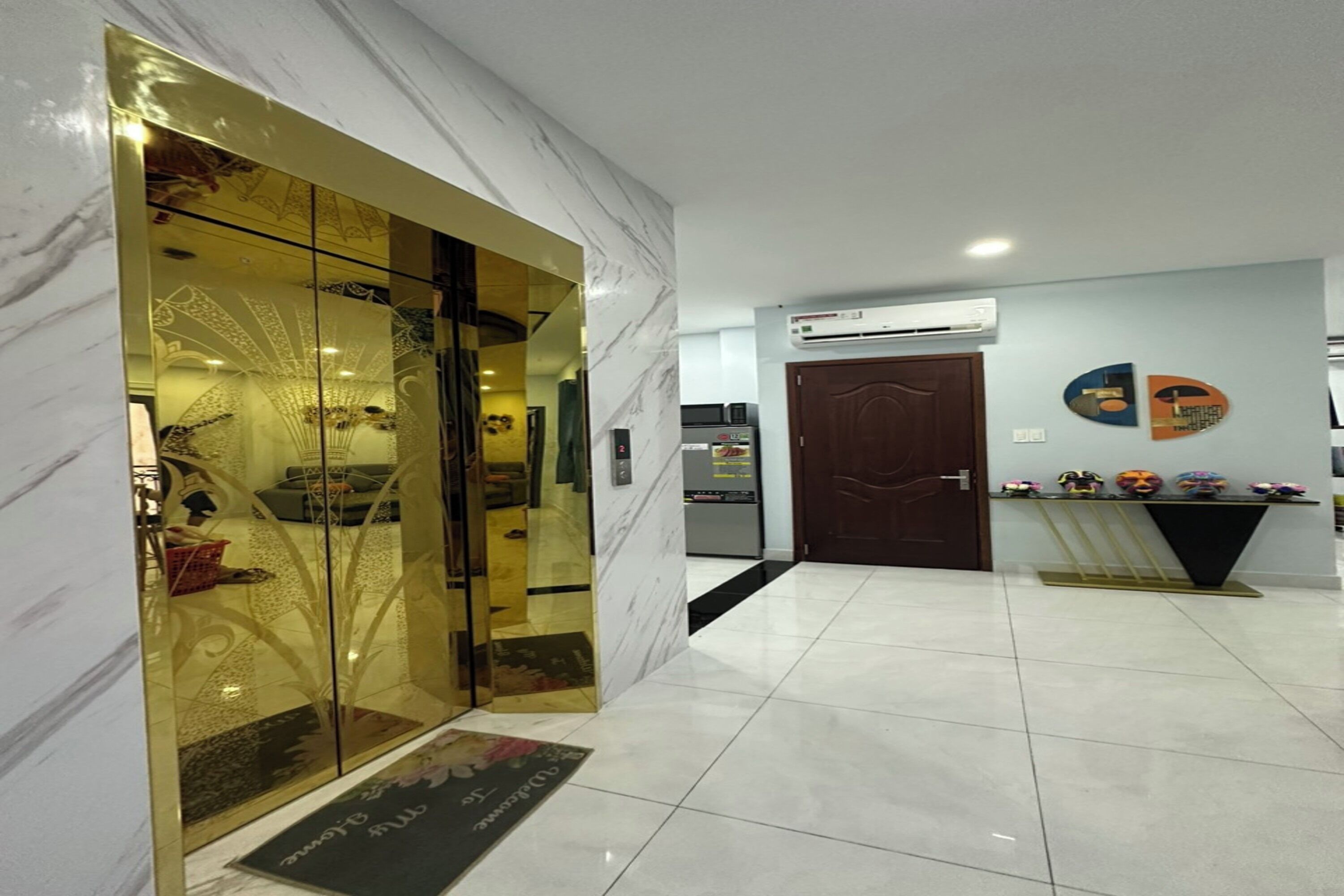 Penthouse | Bàn, khu vực làm việc phù hợp cho laptop 