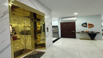 Penthouse | Bàn, khu vực làm việc phù hợp cho laptop