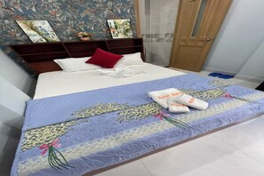 Desk, laptop workspace, free WiFi - Homestay BNB (Ho Chi Minh City)