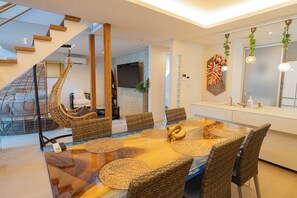 Villa – premium | Spiseområde på rommet