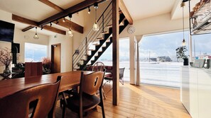 Villa – superior, ikke-røyk, fjellutsikt | Oppholdsområde | En 48-tommers Flatskjerm-TV med digitale kanaler samt peis og Netflix