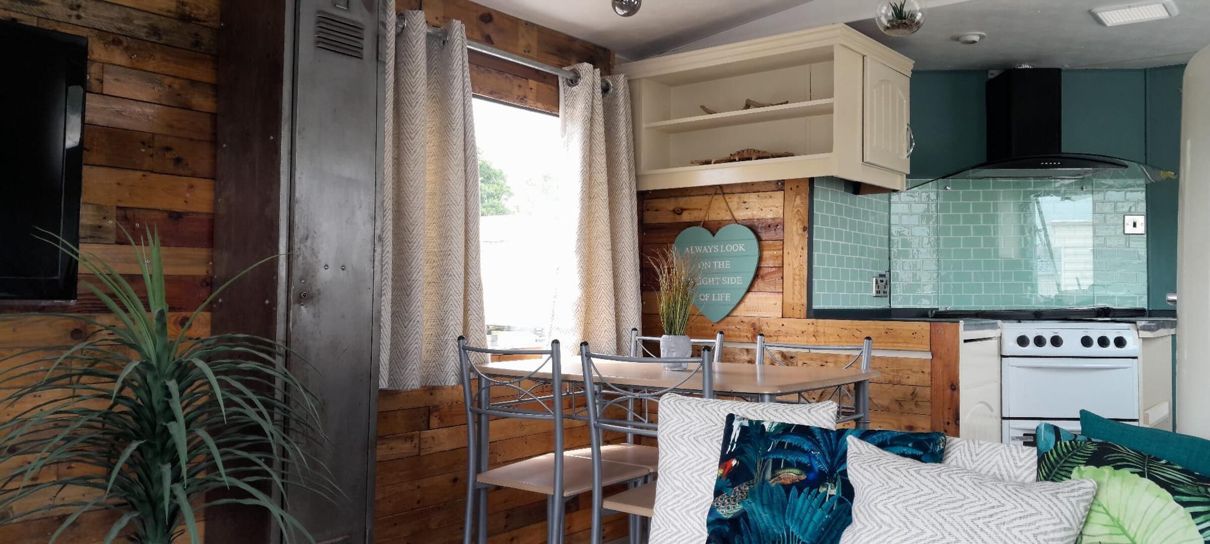 캐빈 | 전용 주방 | 냉장고, 전자레인지, 오븐, 쿡탑