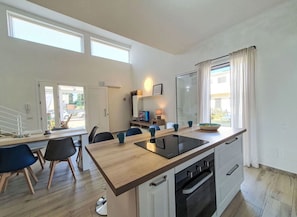 Fridge, microwave, oven, stovetop - Entire villa near Cefalú, in a village with pool, spa and multipurpose fields (Campofelice di Roccella)