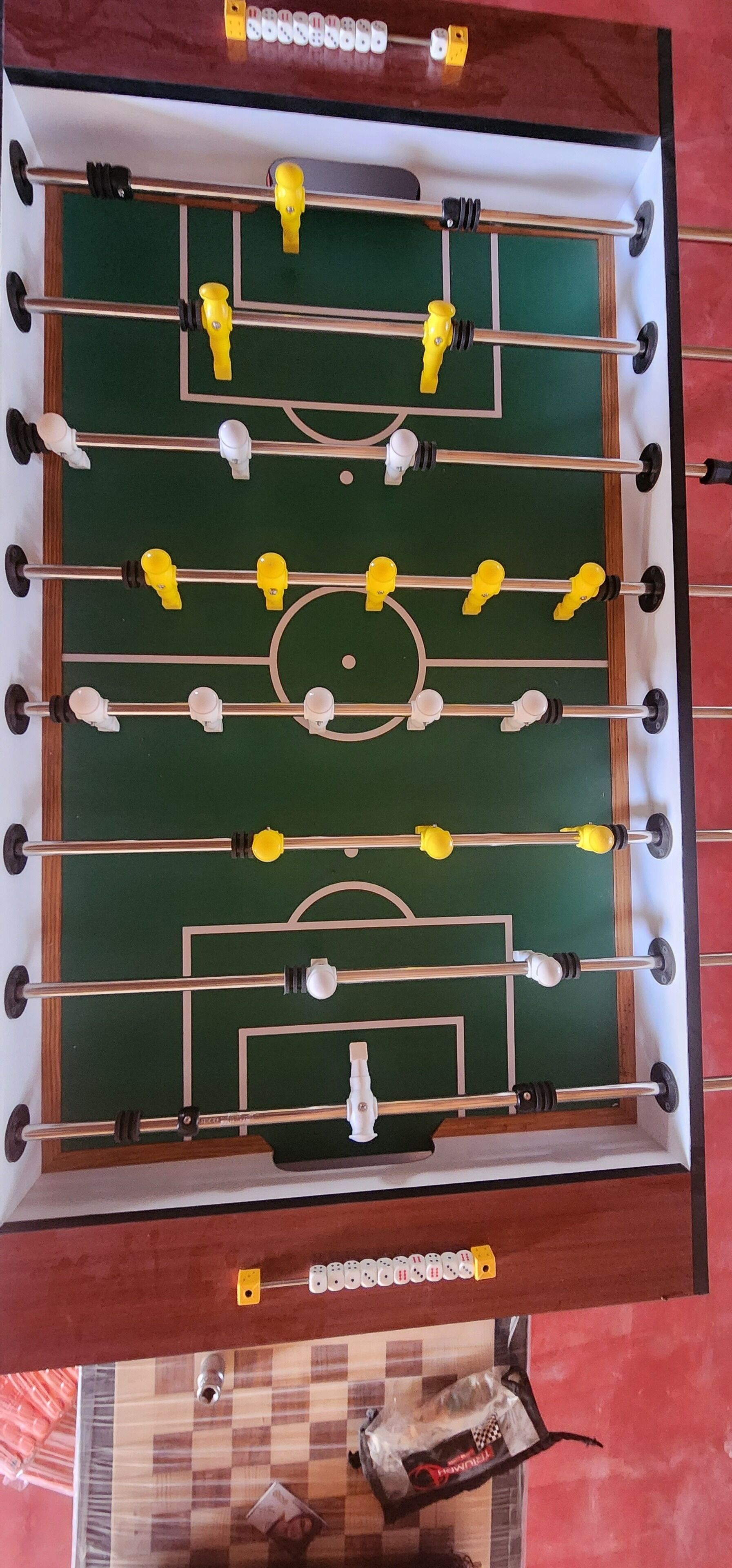 Un juego de mesa con superficie verde y estructura de madera.