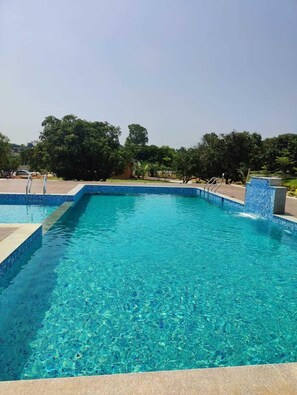 حمّام سباحة خارجي