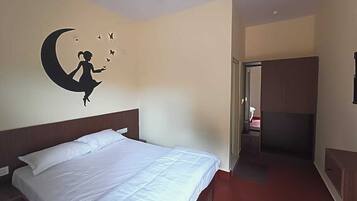 Family Single Room, Balcony | Desk, laptop workspace, soundproofing, iron/ironing board