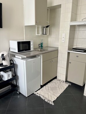 Réfrigérateur, micro-ondes, plaque de cuisson, cafetière/bouilloire